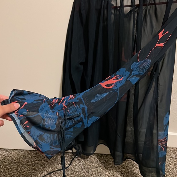 Beautiful blouse - Picture 3 of 3